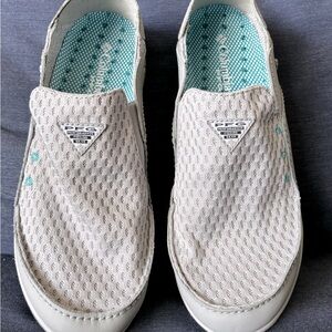 Men’s performance fishing gear by Columbia. Light gray size 10.